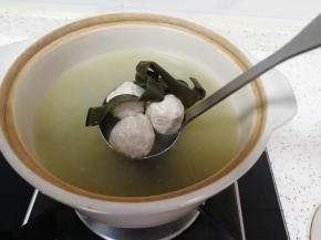 下入肉丸和海带煮6–8分钟。