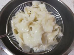 煮肉丸的时候另起一个锅煮好刀削面，过凉水备用。