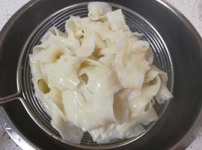 煮肉丸的时候另起一个锅煮好刀削面，过凉水备用。