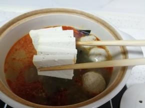 下入老豆腐煮3分钟左右。