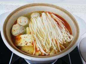 下入金针菇煮2分钟左右。