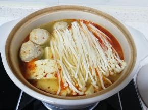 下入金针菇煮2分钟左右。