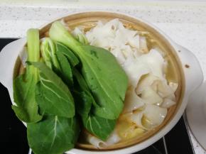 下入刀削面和青菜煮开即可关火。