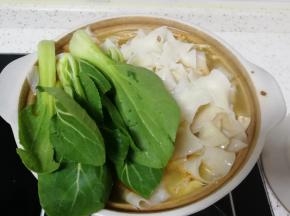 下入刀削面和青菜煮开即可关火。