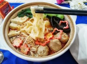 刀削面劲道，汤底味道纯正，好吃极了！