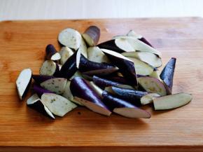 茄子洗干净，切菱形块。