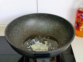 起锅，加入花生油，油温6成热时加入蒜末炒香。