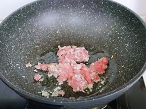 加入肉糜小火炒至变色。