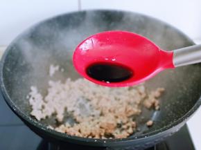 再加入生抽，小火快速翻炒均匀。