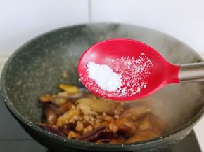 按个人口味加入食用盐，翻炒均匀。