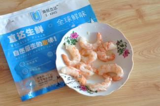 阿根廷红虾仁室温解冻，撒些胡椒粉、盐、料酒腌制片刻。