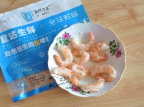 阿根廷红虾仁室温解冻，撒些胡椒粉、盐、料酒腌制片刻。