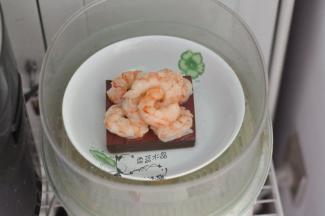将盘子放入蒸锅中，蒸5分钟。