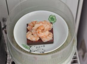 将盘子放入蒸锅中，蒸5分钟。