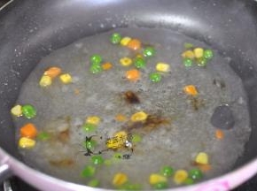 加入盐和蚝油，搅至浓稠。取出蒸好的菜肴，将蒸出的水倒掉，将料汁浇到阿根廷红虾仁上面。