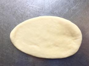 松弛好的面团直接压扁，擀成片