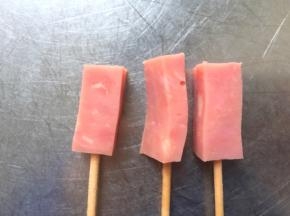 准备好火腿肠