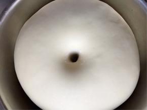 除黄油外主面团材料揉成团，再加入黄油，揉至扩展阶段。温暖处发酵至两倍大