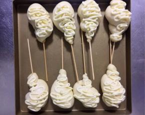 刷上蛋液，挤上沙拉酱，撒上马苏里拉芝士