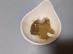 孜然粉、椒盐、黑胡椒碎混合均匀