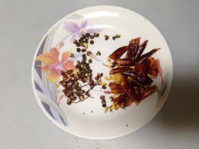 干辣椒剪短，花椒、麻椒备好