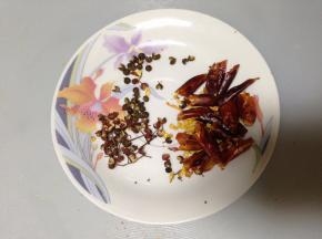 干辣椒剪短，花椒、麻椒备好