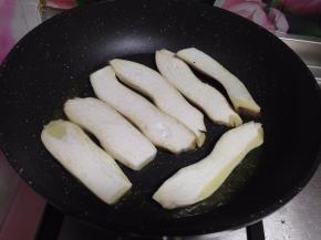 放入杏鲍菇片小火慢慢煎