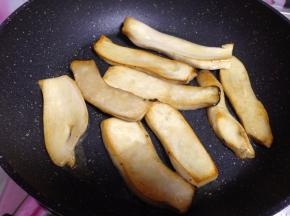 煎至两面金黄起痂盛出