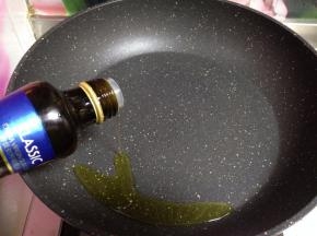 不粘锅烧热倒入少许橄榄油