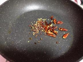 锅内不加油倒入干辣椒、花椒、麻椒翻炒出香味