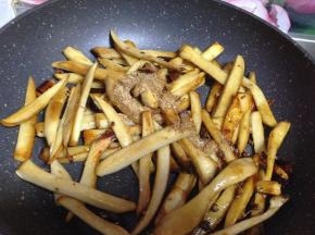 最后倒入粉料翻炒均匀即可装盘