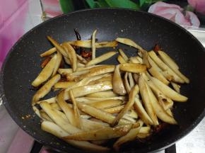 大火倒入杏鲍菇条翻炒至水分减少