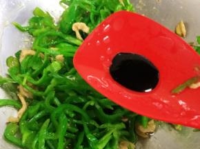 最后加老抽调色，增加酱香