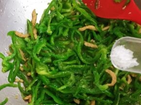 味精。翻炒入味