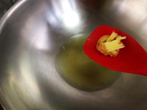 油热先炒姜丝出香味