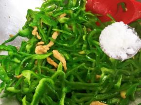 加入螺丝椒翻炒均匀，加糖，这是我家炒这道菜的不同之处