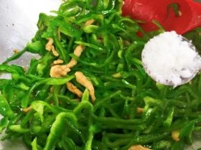 加入螺丝椒翻炒均匀，加糖，这是我家炒这道菜的不同之处