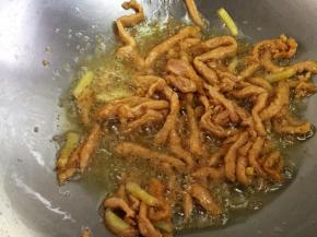 再将腌制好的肉丝小火炒散