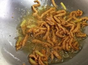 再将腌制好的肉丝小火炒散