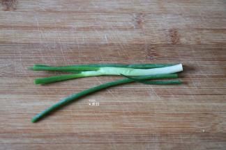 葱洗净切成段，长度和春卷皮差不多；