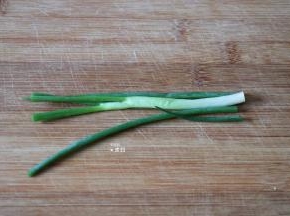 葱洗净切成段，长度和春卷皮差不多；