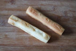 油条同样切段；