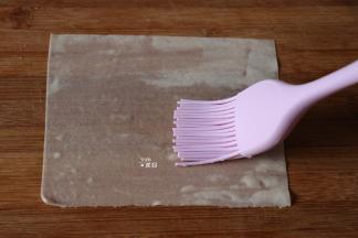 春卷皮正反面刷少许水；