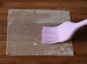 春卷皮正反面刷少许水；