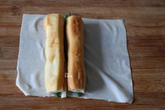 放上葱段和油条；