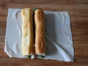 放上葱段和油条；