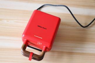 米凡欧斯迷你早餐机接通电源，开始预热（灯亮），用的是三明治烤盘；