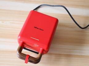 米凡欧斯迷你早餐机接通电源，开始预热（灯亮），用的是三明治烤盘；