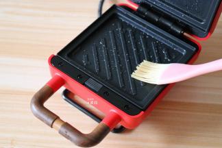 灯灭即预热好，上下烤盘都刷少许玉米油；