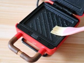 灯灭即预热好，上下烤盘都刷少许玉米油；